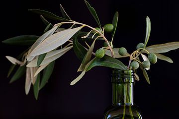 Oliven in einer grünen Flasche von Ulrike Leone