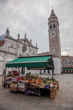 Kerk en bloemenstal in oude centrum van Venetie, Italie