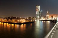 de skyline van Rotterdam in de avond van Rene du Chatenier thumbnail