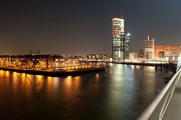de skyline van Rotterdam in de avond van Rene du Chatenier