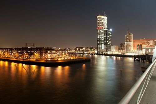 de skyline van Rotterdam in de avond