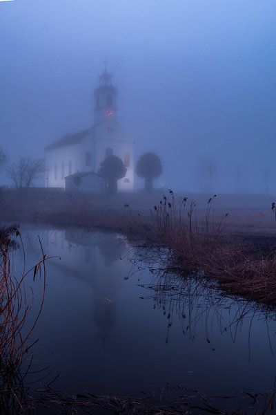 Die weiße Kirche von Simonshaven im Nebel von Annemieke Klijn