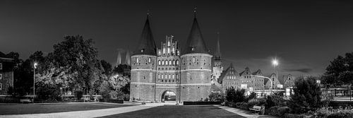 De Holsten Poort van Lübeck in zwart en wit .