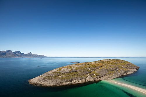 Zonnige dag en turkooisblauwe zee bij Hovdsundet bij Bodø, Nor