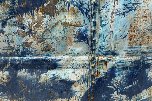 Blauwe metalen plaat met veel gebruikssporen