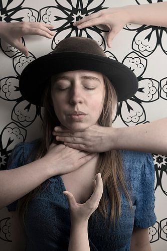 Femme au chapeau noir entourée de mains - Métaphore visuelle du stress et de l'accablement sur Elianne van Turennout