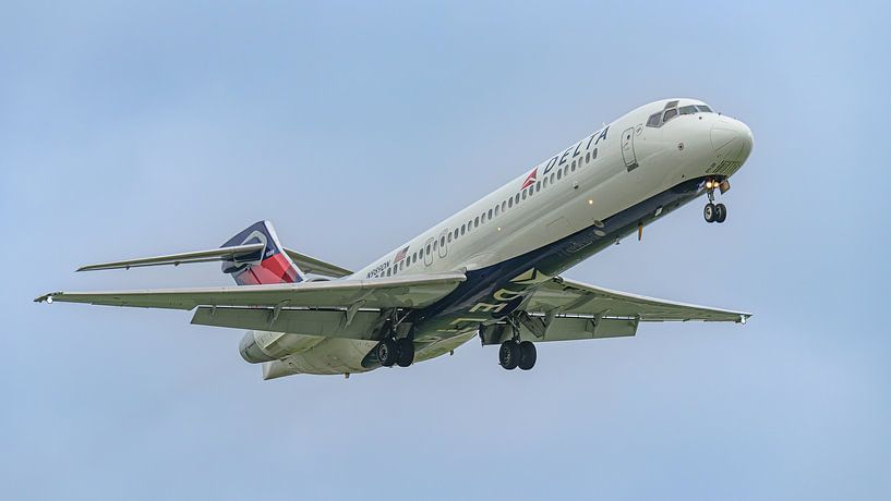 Landing Delta Air Lines Boeing 717-200. by Jaap van den Berg