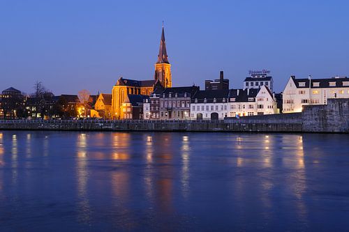 Zicht op Oeverwal Wyck in Maastricht met Sint-Martinuskerk en brouwerij de Ridder