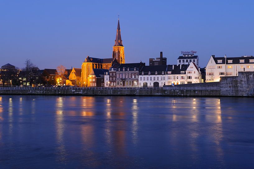 View of Oeverwal Wyck in Maastricht with Sint-Martinuskerk and brewery de Ridder by Merijn van der Vliet