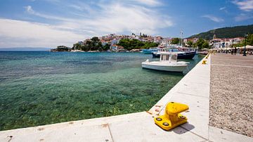 Gele bolder in Griekse haven von Victor van Dijk