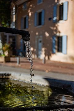 Springbrunnen mit fließendem Wasser in der Provence von Frans Scherpenisse