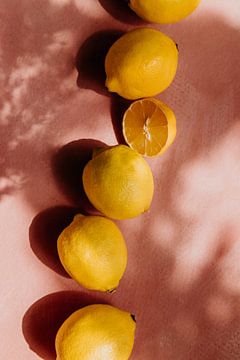 Zomers tafereel, gele citroenen op roze achtergrond | deel 2 van Yvette Baur