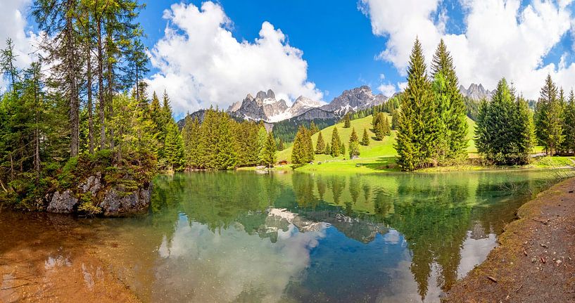 De Bischofsmütze wordt weerspiegeld in de Almsee van Christa Kramer