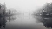 Haarlem: Gravenstenenbrug in de mist. van OK thumbnail