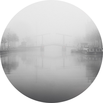 Haarlem: Gravenstenenbrug in de mist. van OK