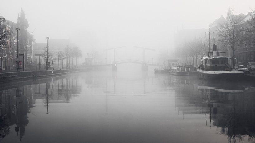 Haarlem: Gravenstenenbrug in de mist. van OK