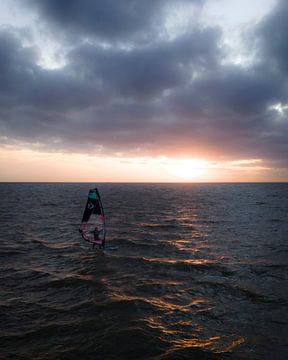 Windsurfer bei Sonnenuntergang auf dem Meer von Ewold Kooistra