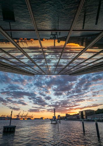 Zonsondergang in Hamburg bij Dockland aan de Elbe