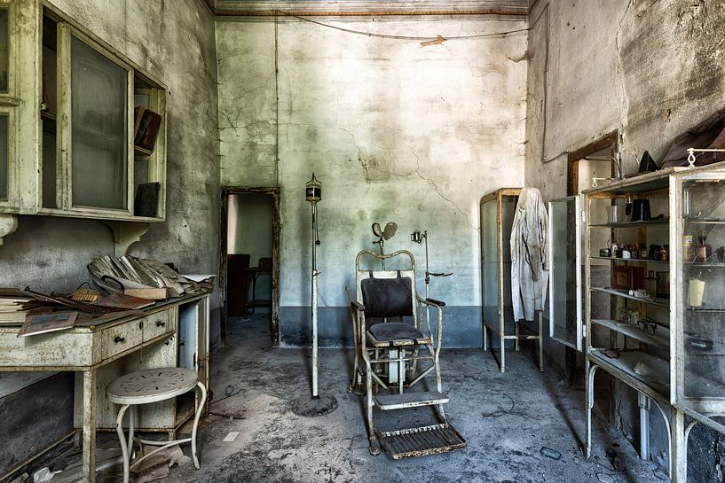 Verlassener alter Zahnarzt in Italien von Beyond Time Photography
