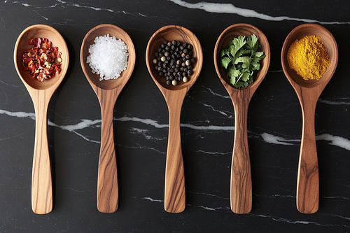 Houten lepels met kruiden