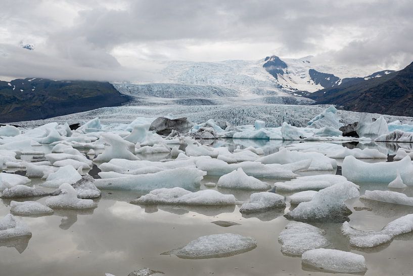 Fjallsárlón with ice floes in Iceland by Linda Schouw