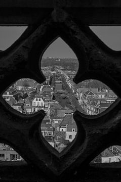 Kijkend door een ornament van de Nieuwe kerk Delft