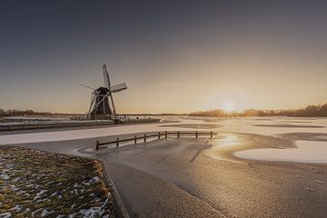 Die Helper Mühle auf einem zugefrorenen Paterswoldsemeer bei Sonnenuntergang von KB Design & Photography (Karen Brouwer)