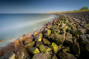 Basaltblokken en zeedijk langs IJsselmeer