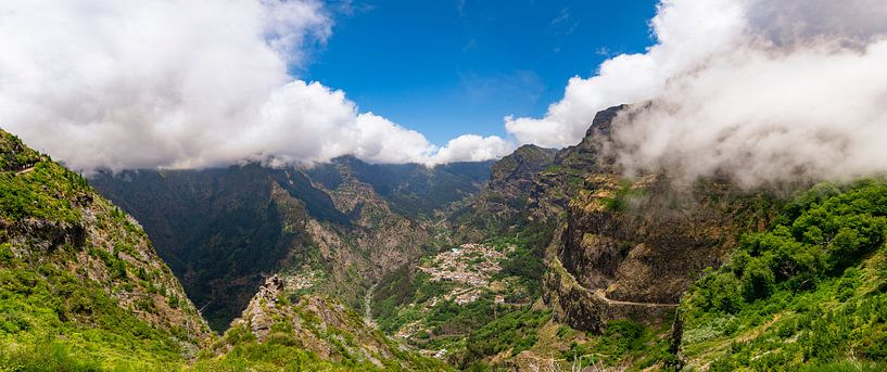 Miradouro do Curral das Freiras of Vallei van de Nonnen op Madeira. van Sjoerd van der Wal Fotografie