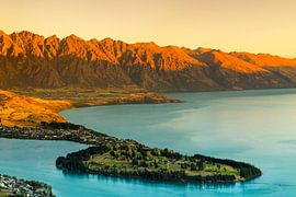 Blick über Queenstown und Lake Wakatip bei Sonnenuntergang, Neuseeland von Markus Lange