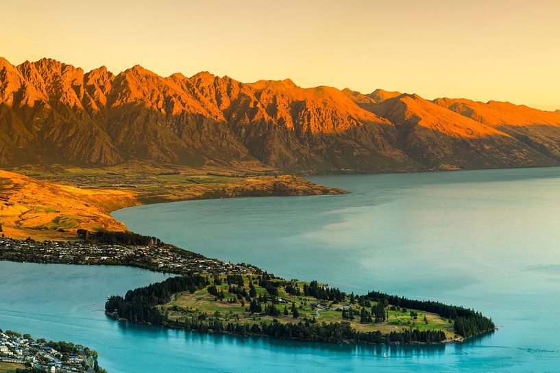 Uitzicht over Queenstown en het Wakatip-meer bij zonsondergang, Nieuw-Zeeland van Markus Lange