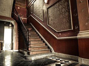 Staircase in Abandoned Hotel, Belgium sur Art By Dominic