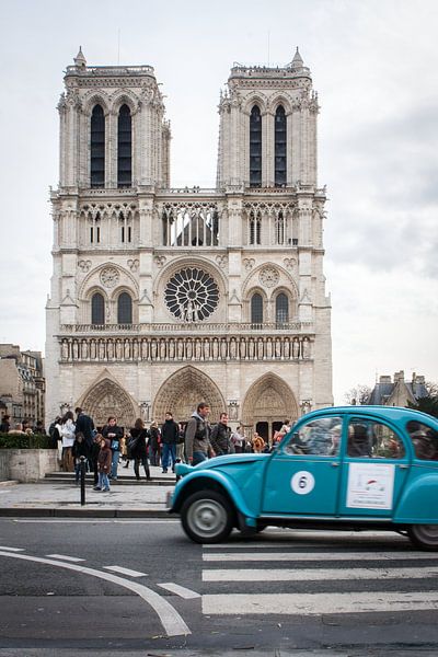 Charme vintage et gloire historique : les 2 CV de l'emblématique Notre-Dame par Eriks Photoshop