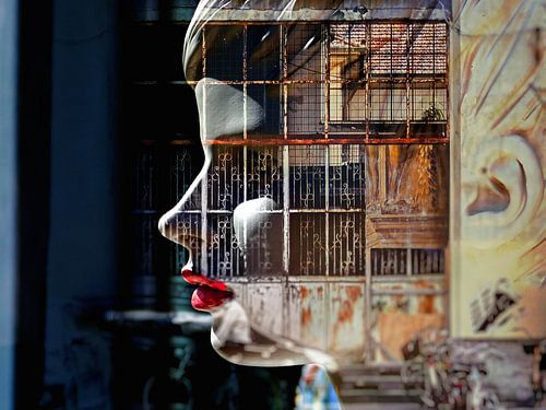 Kijkend naar het oude gebouw