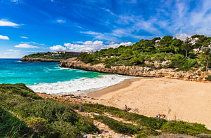 Mallorca Strand von Cala Anguila, idyllische Bucht am Meer, Spanien Balearische Inseln