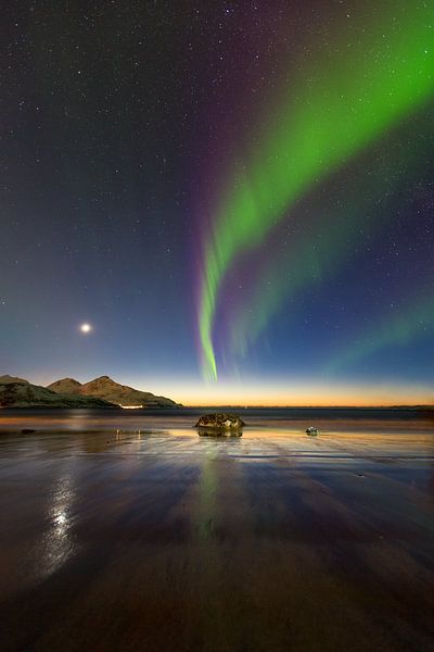 Aurora bei Sonnenuntergang an einem Strand in Norwegen von Marco Verstraaten