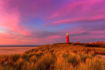 Le phare de Cocksdorp sur l'île de Texel et les beaux rouges du soir