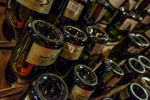 Wijnflessen in een rek