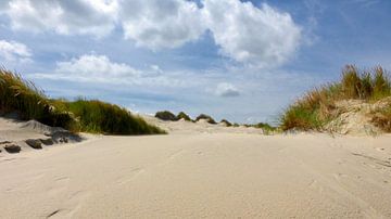 Voetstappen in het zand in de duinen van Terschelling van Jessica Berendsen