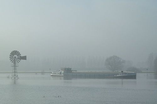 Vrachtschip op de IJssel