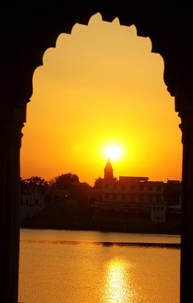 Sonnenuntergang in Pushkar von Cora Unk