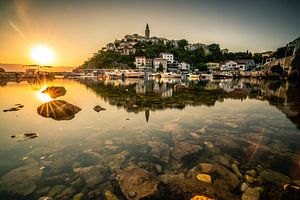 Spiegelung des Ortes Vribnik auf der Insel Krk im Sonnenaufgang von Fotos by Jan Wehnert