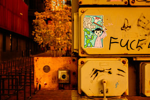 Street Art im bernsteinfarbenen Licht — Sticker & Graffiti
