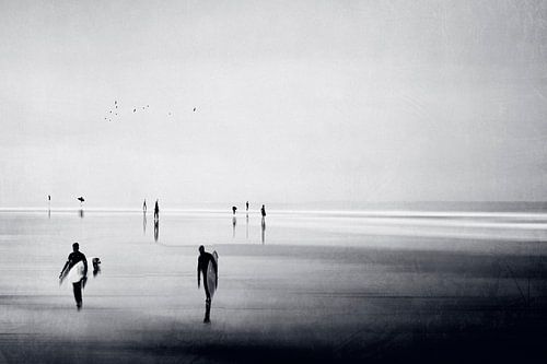 Strangers on the beach - Abstract photography by Dirk Wüstenhagen