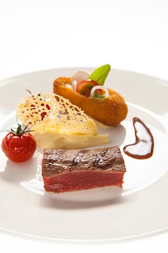 Gerecht met gegrilde biefstuk, saus, puree en kaaskrokantje