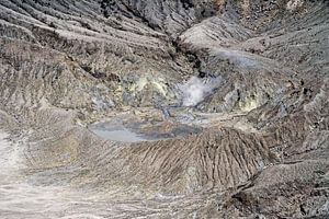 Krater des Tangkuban Parahu und seine schwefelhaltigen Fumarolen