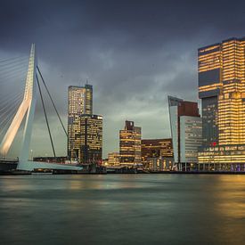 Skyline Rotterdam Erasmusbrücke Willemskade von Manon Ruitenberg