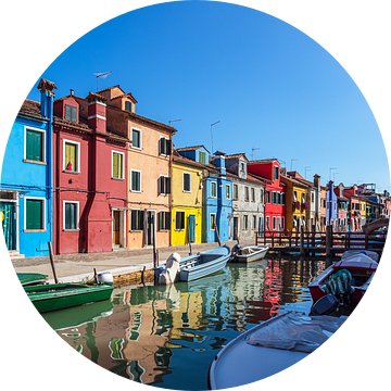 Kleurrijke gebouwen op het eiland Burano bij Venetië van Rico Ködder