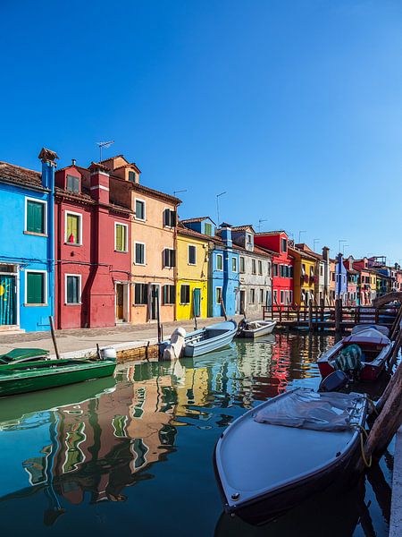 Kleurrijke gebouwen op het eiland Burano bij Venetië van Rico Ködder