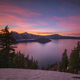 Pastel zonsondergang boven Crater Lake, Oregon van Jonathan Vandevoorde